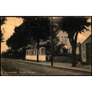 Strandbo - Frederiksv�rk - Albert Jensen 37135 - Brugt - Svagt Hj�rne !