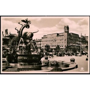 Raadhuspladsen med Dragespringvandet - Alex Vincent 538