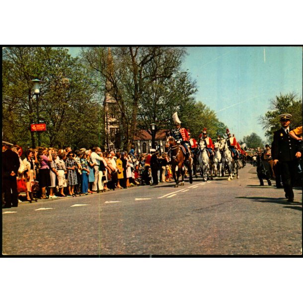 Garderhusarene i Galla passerer Den engelske Kirke - Agenda 185 - Ubrugt