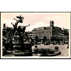 Raadhuspladsen med Dragespringvandet - Alex Vincent 538