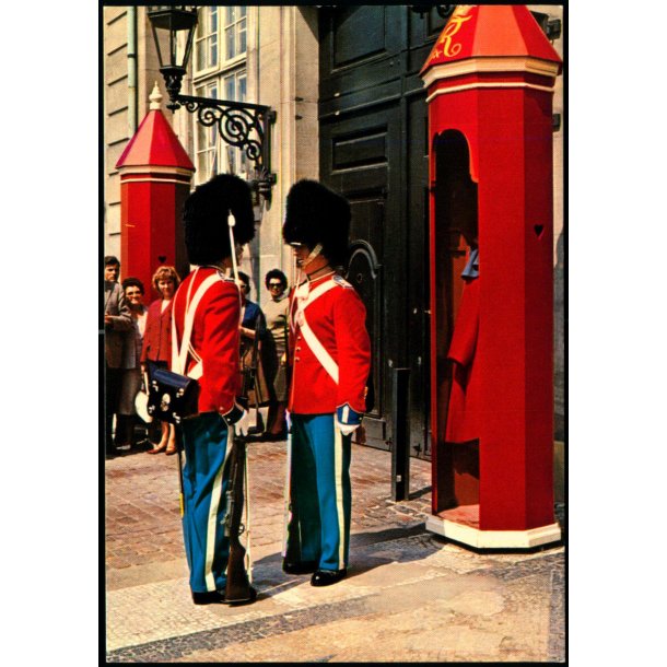 Kbenhavn - Vagtaflsning p Amalienborg Slotsplads - Rudolf Olsen 876