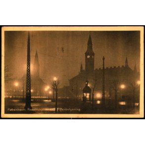 Kbenhavn - Raadhuspladsen i Aftenbelysning - Stender 33142