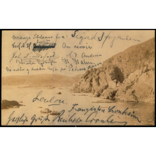 Vi sidder og drikker kaffe p� P ??? - Fotokort med underskrifter. 1904