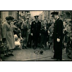 Kbenhavn - Andemor leder sin flok af llinger over gaden - Photoprint 153 - Brugt