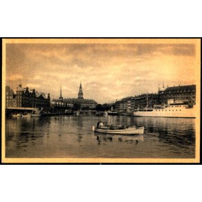 K�benhavn - B�rsen og Christiansborg Slot set fra Havnen - John Meinckes Kunstforlag 936