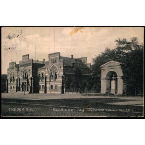 Fredericia - Raadhuset og B�lows Monument - P. Hestb�k 291 - Brugt