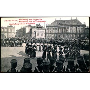 Kbenhavn - Amalienborg med Vagtparaden - u/n