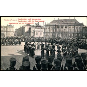 Kbenhavn - Amalienborg med Vagtparaden - u/n