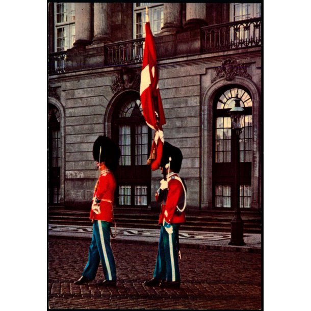 K�benhavn - Fanemarch med Dannebrog - Globe 121