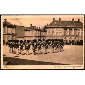 Kbenhavn - Amalienborg med Vagtparaden - Rudolf Olsen 18