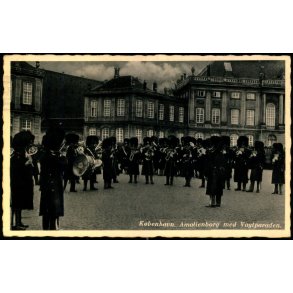 Kbenhavn - Amalienborg med Vagtparaden - Eneret 9187