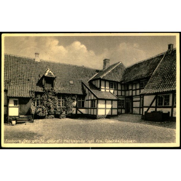 Faaborg - "Den gamle Gaard" i Holkegade set fra Gaardspladsen - Eneret 77234 - Brugt