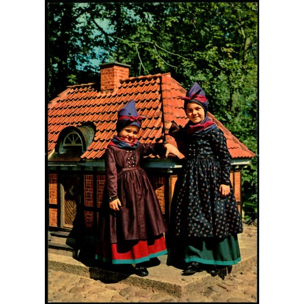 Varde - Det lille Hus - Arnbjerg med piger i Vestbodragt  - Stender 49 716/15 - Ubrugt