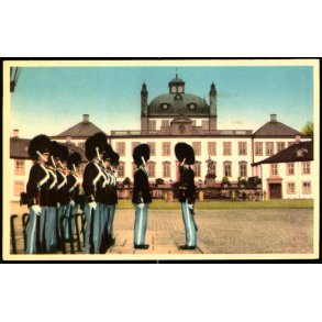 Fredensborg - Vagtskifte ved Fredensborg Slot - K. Witt-Mller 6700-49