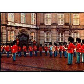 K�benhavn - Vagtparaden paa Amalienborg - Globe 183