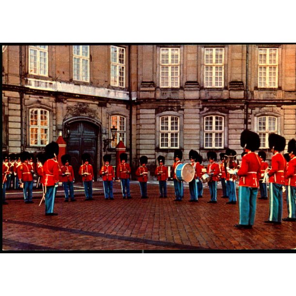 K�benhavn - Vagtparaden paa Amalienborg - Globe 183