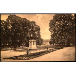Odense Slot set fra Statsbanegaarden med Chr. IX Monument -  Chr. Pedersens Kunstforlag 11p -Ubrugt