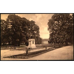 Odense Slot set fra Statsbanegaarden med Chr. IX Monument -  Chr. Pedersens Kunstforlag a 36 -Ubrugt