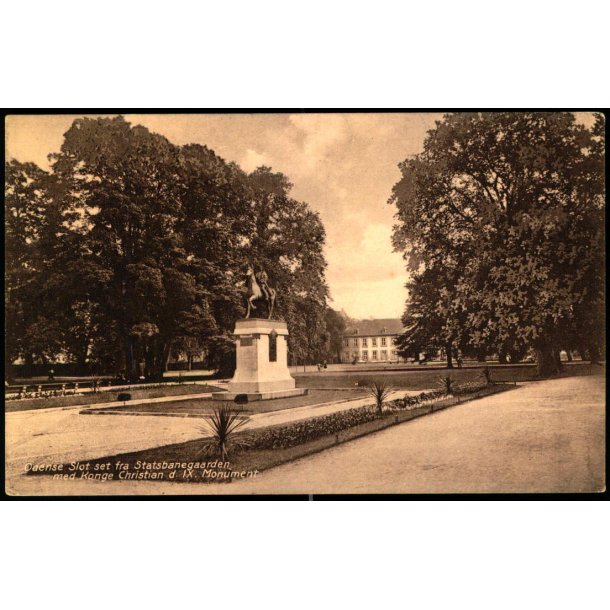 Odense Slot set fra Statsbanegaarden med Chr. IX Monument -  Chr. Pedersens Kunstforlag a 36 -Ubrugt