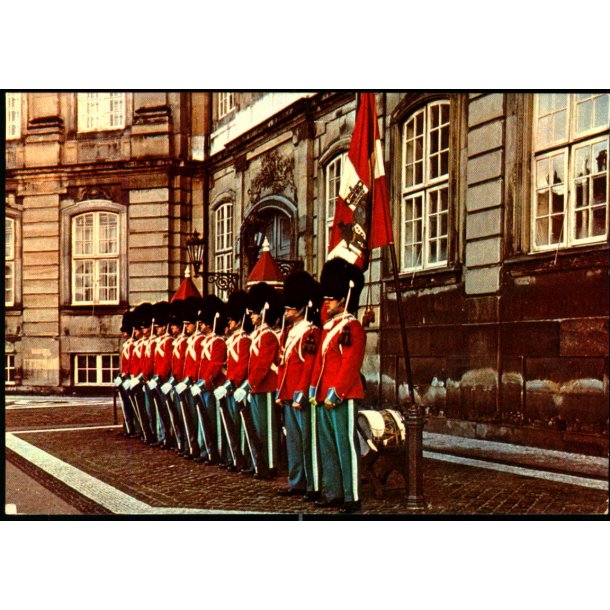 K�benhavn - Vagtparaden paa Amalienborg - Globe 184