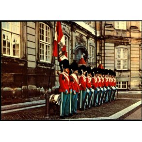 K�benhavn - Vagtparaden paa Amalienborg - Globe 184