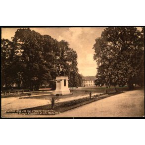 Odense Slot set fra Statsbanegaarden med Chr. IX Monument -  Chr. Pedersens Kunstforlag 11p - Brugt