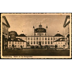 Fredensborg - Slottet set fra Slotsgaarden - Rudolf Olsen 914