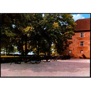 Gamle kanoner foran slottet - S�nderborg  - H. Ingwersen 517 - Ubrugt