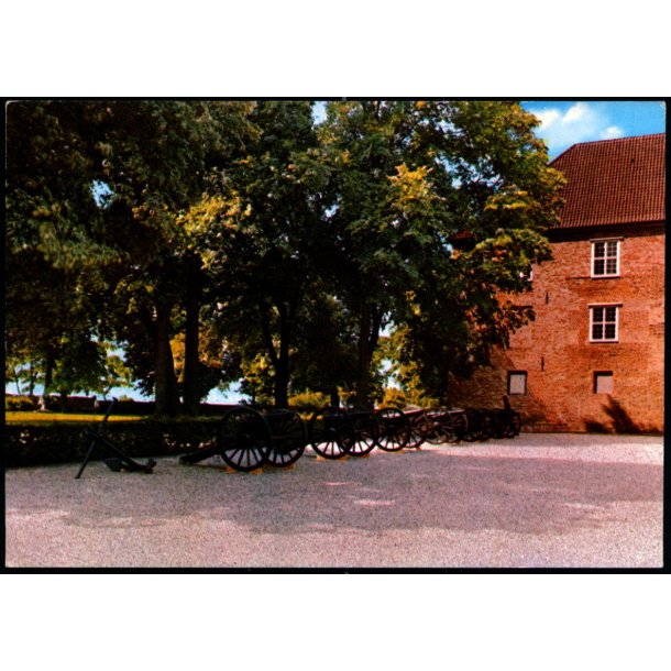 Gamle kanoner foran slottet - S�nderborg  - H. Ingwersen 517 - Ubrugt