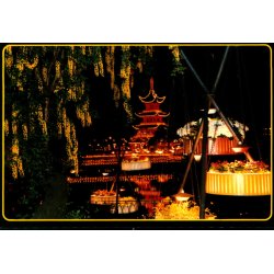 Det Kinesiske Trn spejler sig i Tivolisen med sine 2395 Lamper - Harlekin Foto u/n