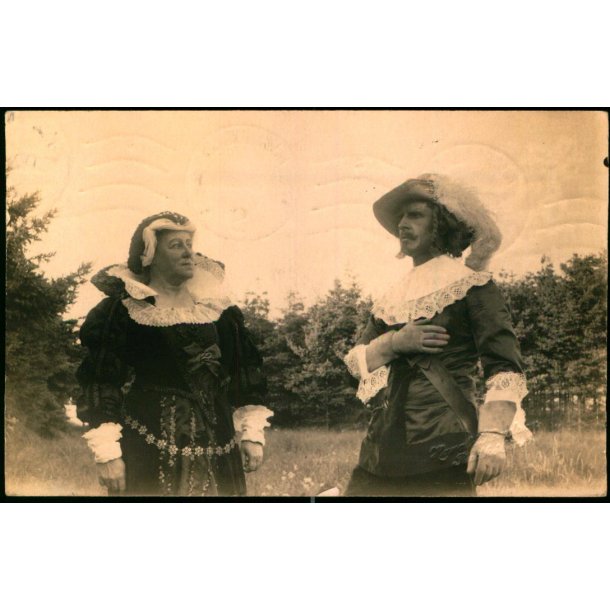 Hnen og Hanen i fuld Krigsmaling paa Langeland 1926  - Fotokort u/n