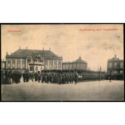Kbenhavn - Amalienborg med Vagtparaden - u/n