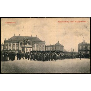 Kbenhavn - Amalienborg med Vagtparaden - u/n