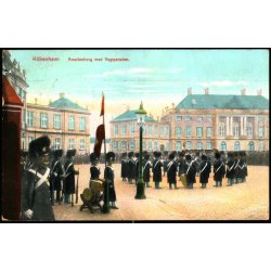 Kbenhavn - Amalienborg med Vagtparaden - u/n