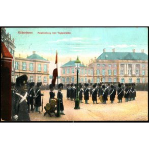 Kbenhavn - Amalienborg med Vagtparaden - u/n