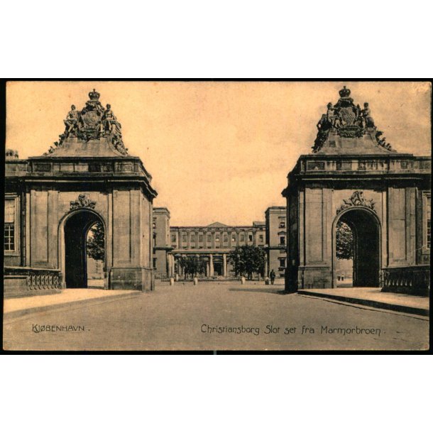 Kj�benhavn - Christiansborg Slot set fra Marmorbroen - u/n