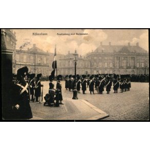 Kbenhavn - Amalienborg med Vagtparaden - u/n