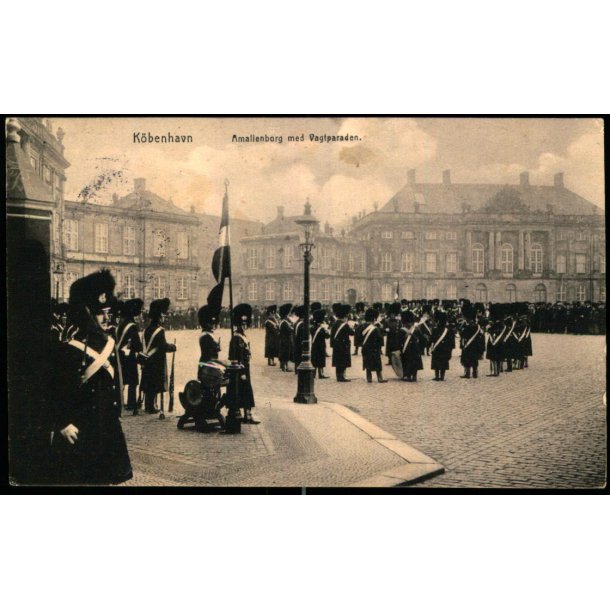 Kbenhavn - Amalienborg med Vagtparaden - u/n