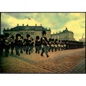 K�benhavn - Vagtparaden p� Amalienborg Slotsplads - Eiders Forlag 46