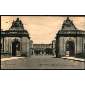Kj�benhavn - Christiansborg Slot set fra Marmorbroen - John. Koren Eneret