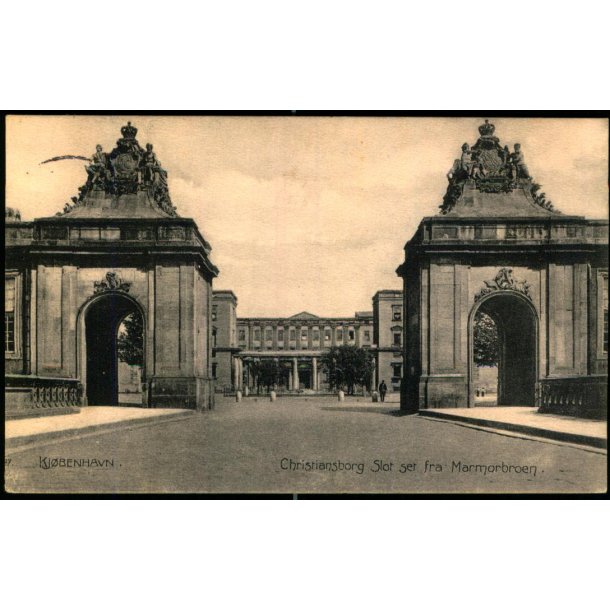 Kj�benhavn - Christiansborg Slot set fra Marmorbroen - John. Koren Eneret