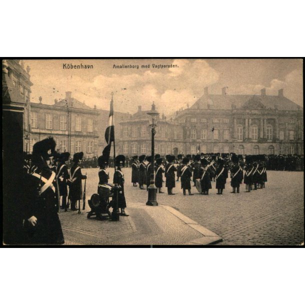 Kbenhavn - Amalienborg med Vagtparaden - u/n