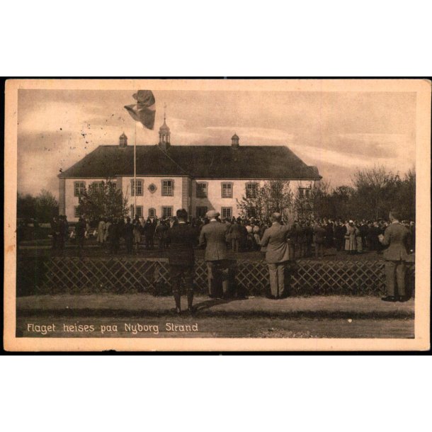 Flaget hejses paa Nyborg Strand - V. Sch�nnemanns Bogh. 58451 - Brugt