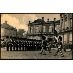 Kbenhavn - Vagtparaden paa Amalienborg - Vekselkioskerne 1370