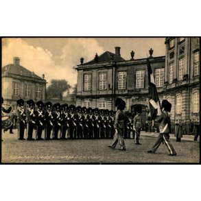 Kbenhavn - Vagtparaden paa Amalienborg - Vekselkioskerne 1370