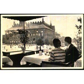 Nyder udsigten over Rdhuspladsen og et glas Cherry Herring p Skandinavia - EH.P. u/n - Brugt