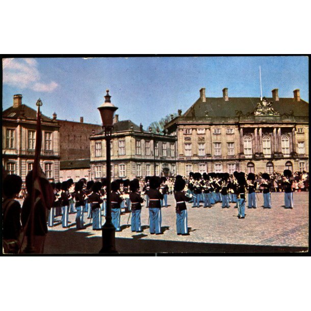 K�benhavn - Livgarden spiller p� Amalienborg Slotsplads - John Meinckes Kunstforlag 865