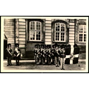 Kbenhavn - Vagten ved Amalienborg Slot - Palle Hvid & Co. 551