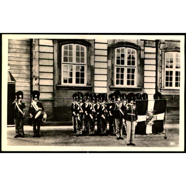 Kbenhavn - Vagten ved Amalienborg Slot - Palle Hvid &amp; Co. 551