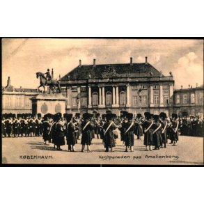 K�benhavn - Vagtparaden paa Amalienborg - C.F. 76